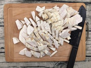 2、桂花芋泥,切小块