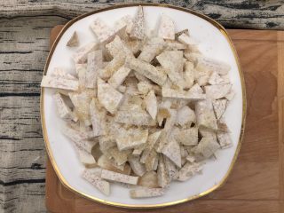 3、桂花芋泥,撒上冰糖120克