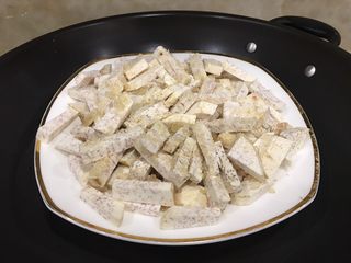 4、桂花芋泥,大火蒸15到20分钟。蒸好的芋头底下会有糖水，不要倒掉一起放进去搅拌。