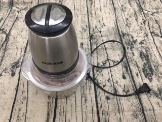 6、桂花芋泥,准备一个搅拌机或者辅食机。