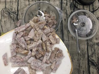 7、桂花芋泥,把芋头倒进去，加水它本来蒸出来的水份。