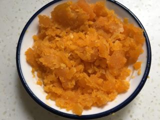 3、咸蛋黄虾仁,碾压成泥