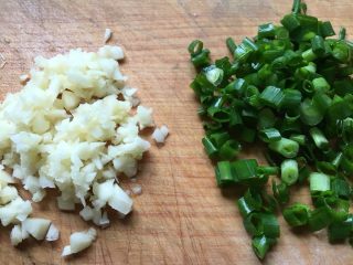 4、咸蛋黄虾仁,蒜和葱切碎备用