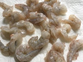 7、咸蛋黄虾仁,放厨房用纸上控干水份