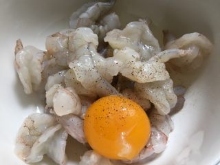 8、咸蛋黄虾仁,加蛋黄、胡椒粉、料酒和盐，搅拌均匀腌五分钟