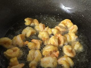 10、咸蛋黄虾仁,五成油温下入虾仁，炸一分钟捞出备用