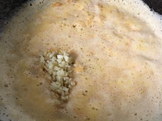 12、咸蛋黄虾仁,翻炒均匀后加入蒜末炒香