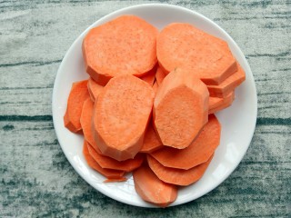 2、米粉薯丸,番薯洗干净去皮切块