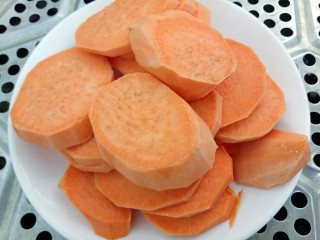 3、米粉薯丸,锅里水开放入番薯块蒸熟