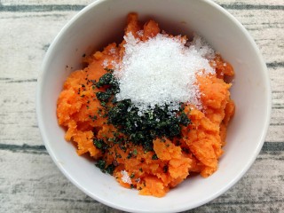 5、米粉薯丸,压泥好的番薯趁热加入白糖和海苔芝麻粉