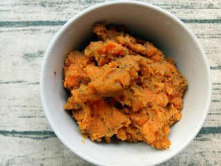 6、米粉薯丸,将薯泥海苔芝麻粉和白糖搅拌均匀