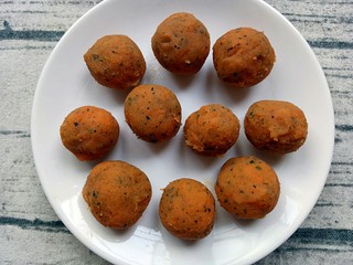 7、米粉薯丸,搅拌好后揉成丸子