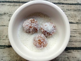 8、米粉薯丸,将有机米粉拆出来装碗，薯丸放进去均匀裹上