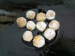 10、米粉薯丸,锅里放点油，油热转温火放入有机米粉薯丸煎至两面金黄