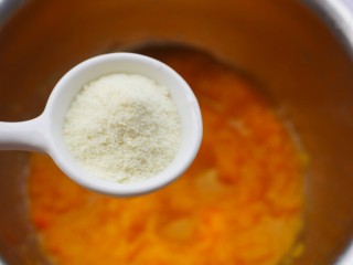 3、莲蓉馅南瓜椰蓉饼,蒸熟后取出装在盆里，加入澳优能立多G4奶粉。