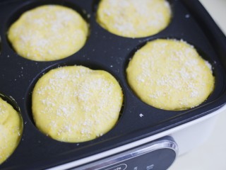 10、莲蓉馅南瓜椰蓉饼,加入另一半面糊，煎至两面金黄出锅盛盘即可。