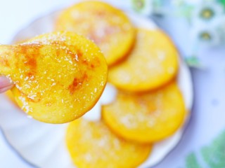 13、莲蓉馅南瓜椰蓉饼,好吃到停不下来。