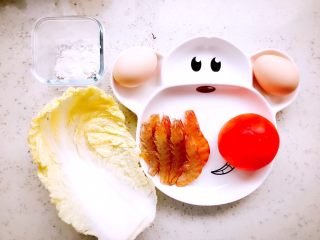 1、蒸虾糕 宝宝辅食,准备食材，八只基围虾，半个西红柿，两个鸡蛋，两片娃娃菜，一点淀粉