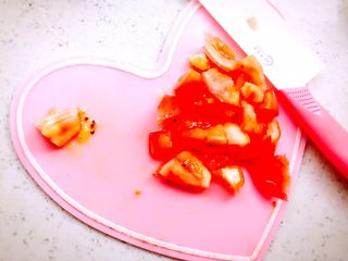 3、蒸虾糕 宝宝辅食,西红柿去皮去蒂，切小块