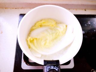 4、蒸虾糕 宝宝辅食,娃娃菜放入沸水中煮熟