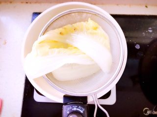 5、蒸虾糕 宝宝辅食,煮熟后捞出沥干