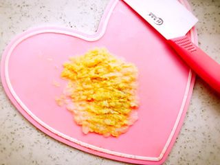 6、蒸虾糕 宝宝辅食,切掉梗部留菜叶剁碎