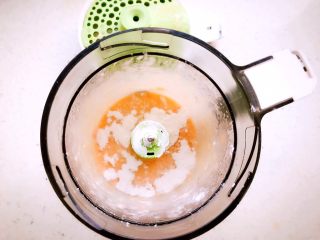 8、蒸虾糕 宝宝辅食,搅打成泥，加入适量的淀粉，搅打均匀