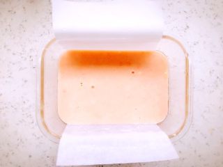 12、蒸虾糕 宝宝辅食,将虾泥装入容器中