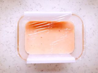 13、蒸虾糕 宝宝辅食,封上保鲜膜，扎上几个小孔