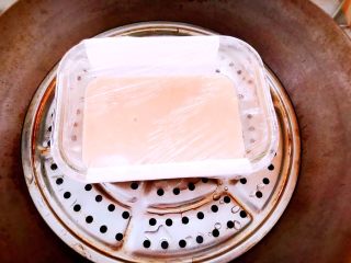 14、蒸虾糕 宝宝辅食,放入锅中，隔水蒸十分钟使虾泥凝固