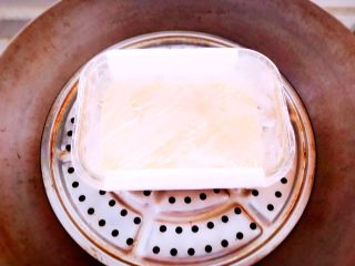 16、蒸虾糕 宝宝辅食,盖好保鲜膜，继续放入锅中蒸十分钟