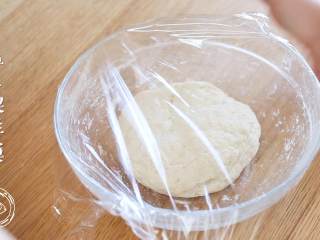 3、小花卷12m+（宝宝辅食）,搅拌成絮状，揉成面团，软硬适中即可~盖上保鲜膜~