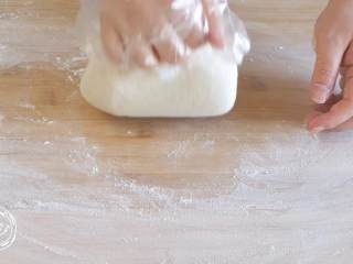 5、小花卷12m+（宝宝辅食）,轻揉面团，排出空气，擀成长条型的薄片~