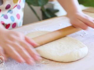 6、小花卷12m+（宝宝辅食）,轻揉面团，排出空气，擀成长条型的薄片~