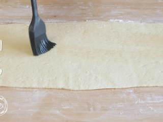 7、小花卷12m+（宝宝辅食）,接着，均匀地刷上油，撒上十三香、盐，再撒上一小把芝麻~