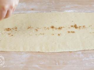 8、小花卷12m+（宝宝辅食）,接着，均匀地刷上油，撒上十三香、盐，再撒上一小把芝麻~