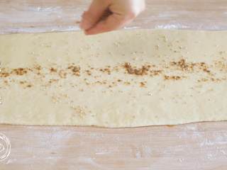 10、小花卷12m+（宝宝辅食）,接着，均匀地刷上油，撒上十三香、盐，再撒上一小把芝麻~