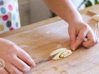 13、小花卷12m+（宝宝辅食）,用筷子在中间压一下，稍微抻长一点，绕着手指卷一下，底部捏上，很简单吧~