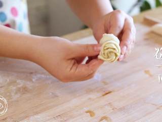 14、小花卷12m+（宝宝辅食）,用筷子在中间压一下，稍微抻长一点，绕着手指卷一下，底部捏上，很简单吧~