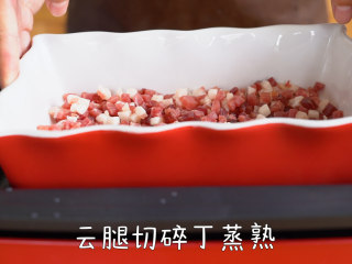 1、层层酥皮【云腿月饼】一咬鲜香满足,将火腿切小粒，放入美食锅中最高温蒸10分钟至熟