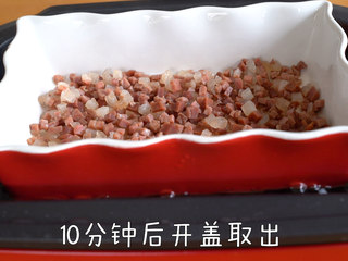 2、层层酥皮【云腿月饼】一咬鲜香满足,取出待用