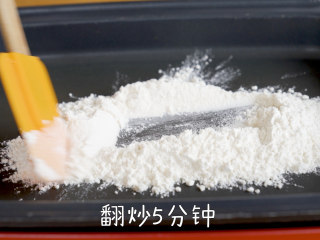 4、层层酥皮【云腿月饼】一咬鲜香满足,温度调至LOW翻炒5分钟，取出待用