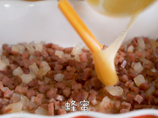 5、层层酥皮【云腿月饼】一咬鲜香满足,将蜂蜜（35g）倒入火腿中