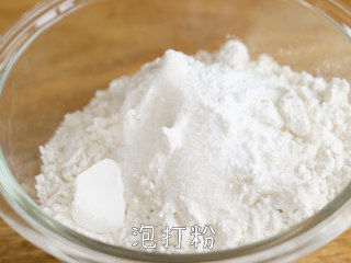 8、层层酥皮【云腿月饼】一咬鲜香满足,调理盆中倒入低筋面粉（200g）、白砂糖、泡打粉、蜂蜜（15g）、水和猪油，搅拌均匀成面团