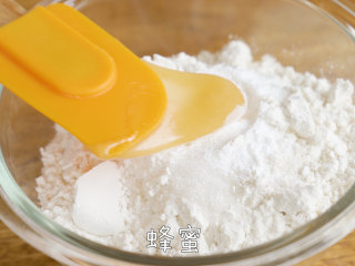 9、层层酥皮【云腿月饼】一咬鲜香满足,将面团分成25g每个，包入约15g的火腿内馅，收口搓圆