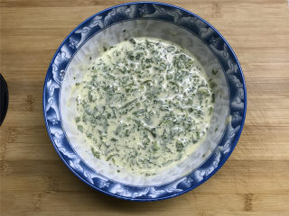 5、茼蒿鸡蛋饼,把切碎的茼蒿放入面糊中，拌匀。