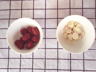 2、辅食:山药肉末二米粥,山药洗净去皮切片,大枣洗净提前浸泡10分钟