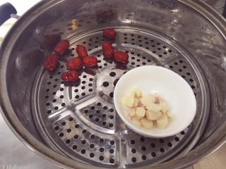 3、辅食:山药肉末二米粥,将山药和大枣放蒸锅大火蒸10-15分钟左右至熟透