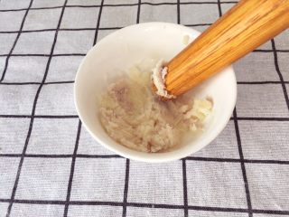 4、辅食:山药肉末二米粥,山药用勺子压成山药泥备用(觉得干的话可以适当加点水)