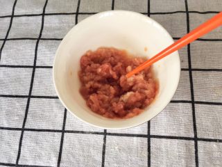 6、辅食:山药肉末二米粥,里脊肉剁碎成肉末,放到碗里,加少许清水,搅拌稀释一下。(加水稀释主要为了防止瘦肉放到热锅的时候突然受热成为肉饼,可以保证肉末还是颗粒状)